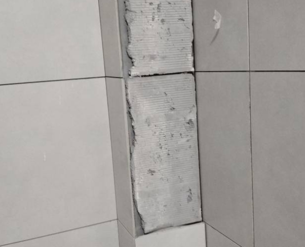 龙胜瓷砖空鼓维修公司分享下瓷砖施工前基层浇水润湿程度不足，可能导致以下问题